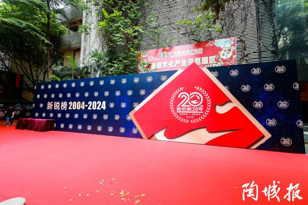 致敬经典 加冕创新 | 黄瓜视频黄色版瓷砖云脉石荣